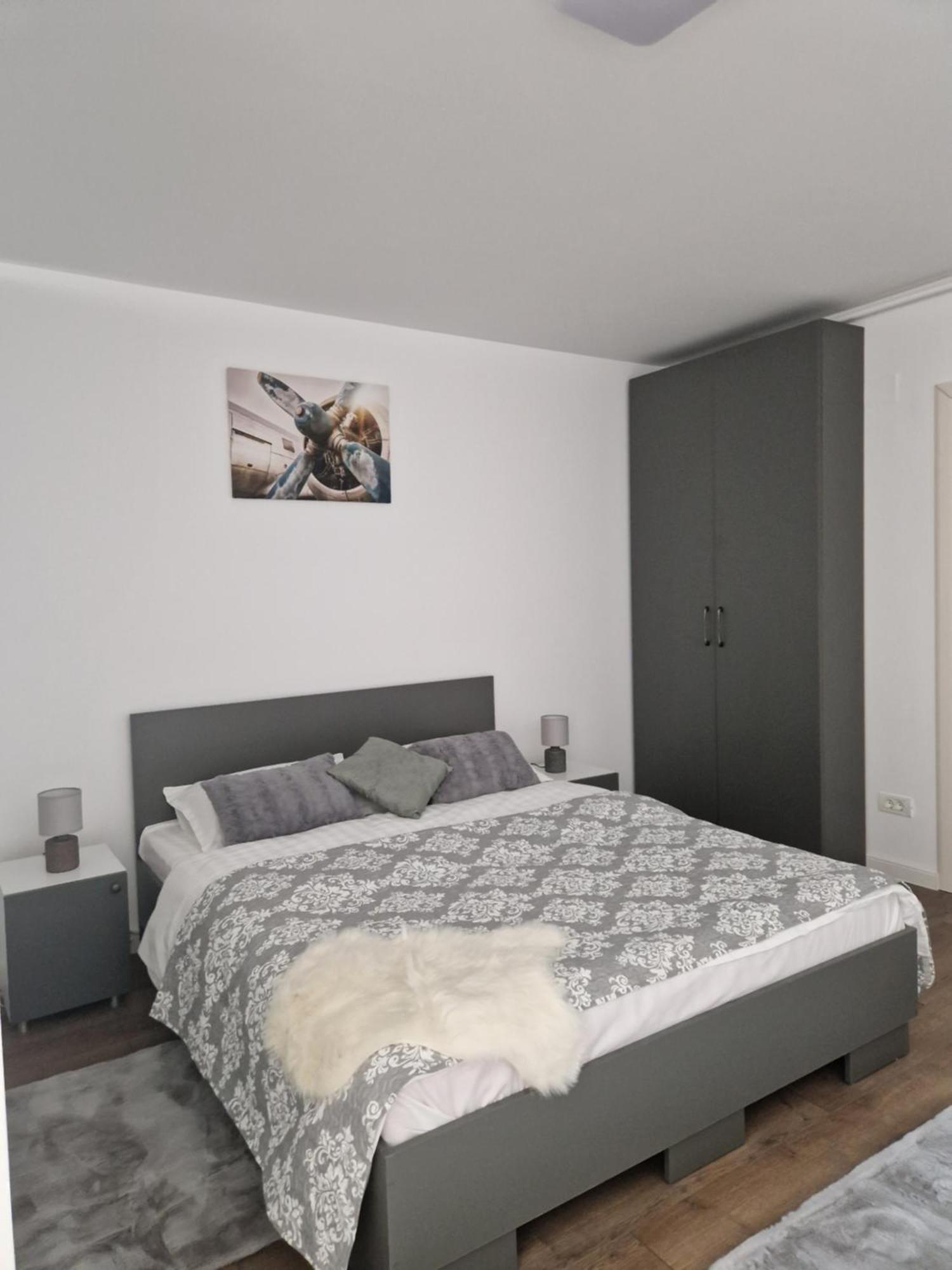 Craitelor Boutique Airport Apartment Отопени Экстерьер фото